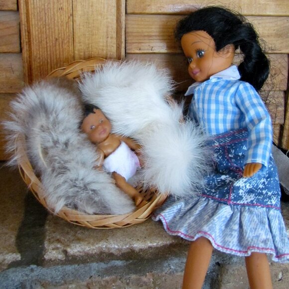 POCAHONTAS DOLL + GIRL + BABY NATIVE AMERICANS + CLOTHES, FUR; DISNEY BARBIE - Picture 4 of 8